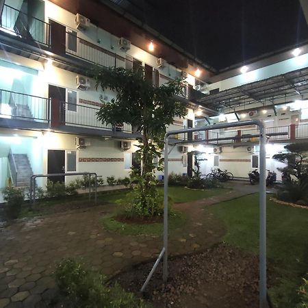 Puspiptek Residence Syariah Mitra Reddoorz Serpong Kültér fotó