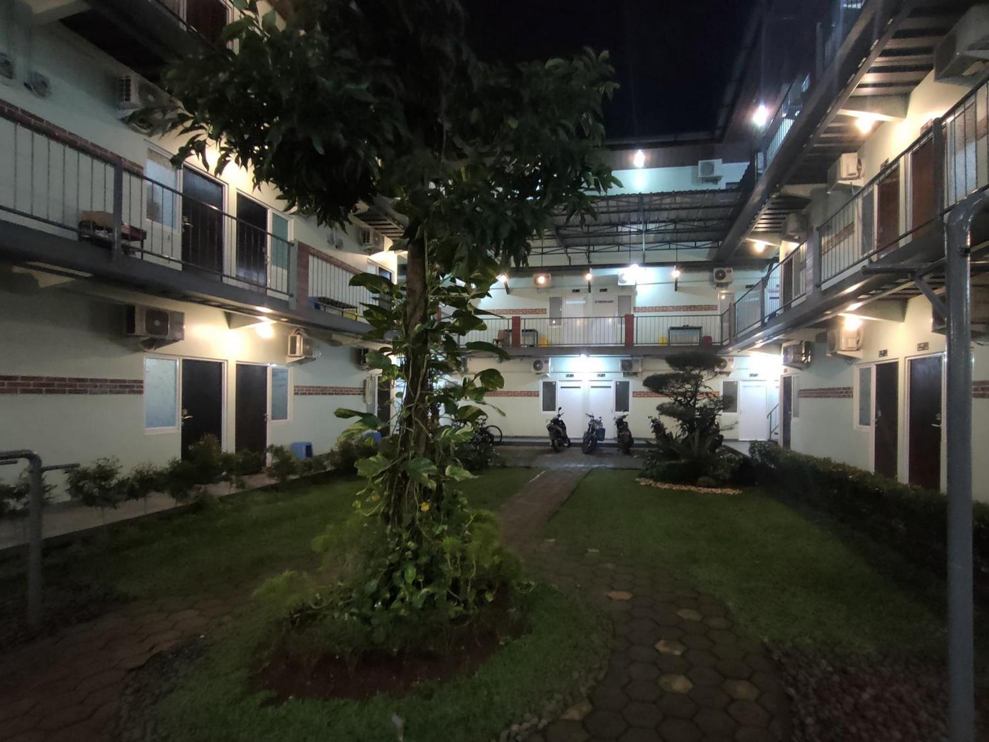 Puspiptek Residence Syariah Mitra Reddoorz Serpong Kültér fotó